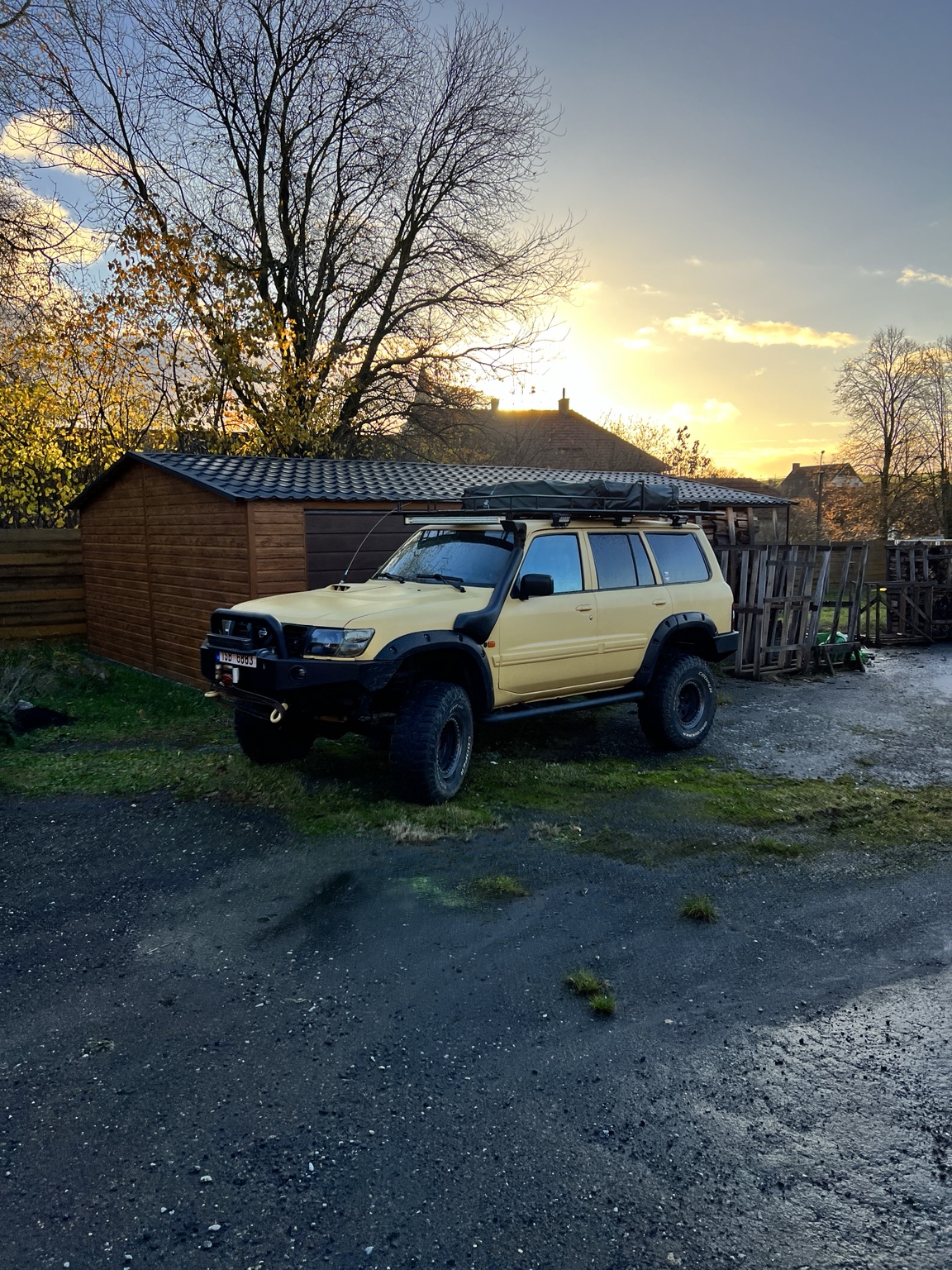 Off-road vozidlo s tónovaným ochranným nástřikem