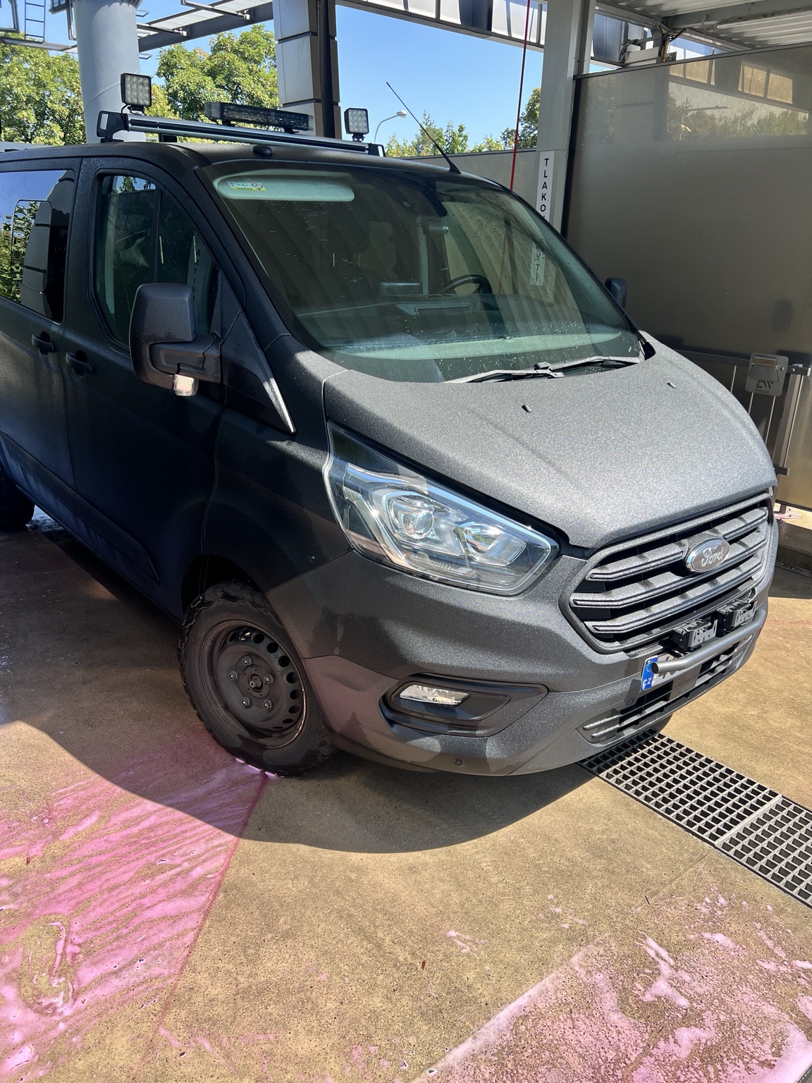 Ford Transit s černým Raptor nástřikem