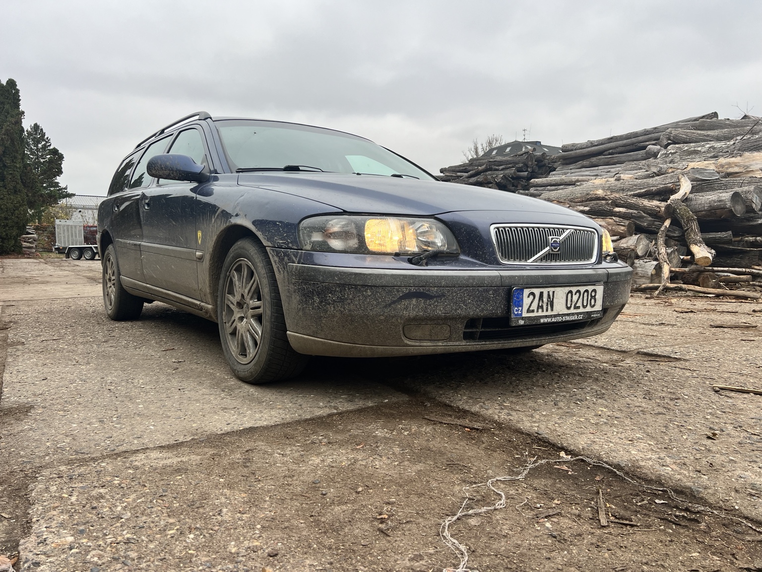 Volvo před aplikací ochranného Raptor nástřiku