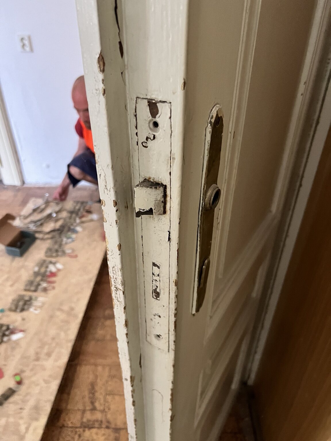 Detail původního zadlabacího zámku ve starých dveřích