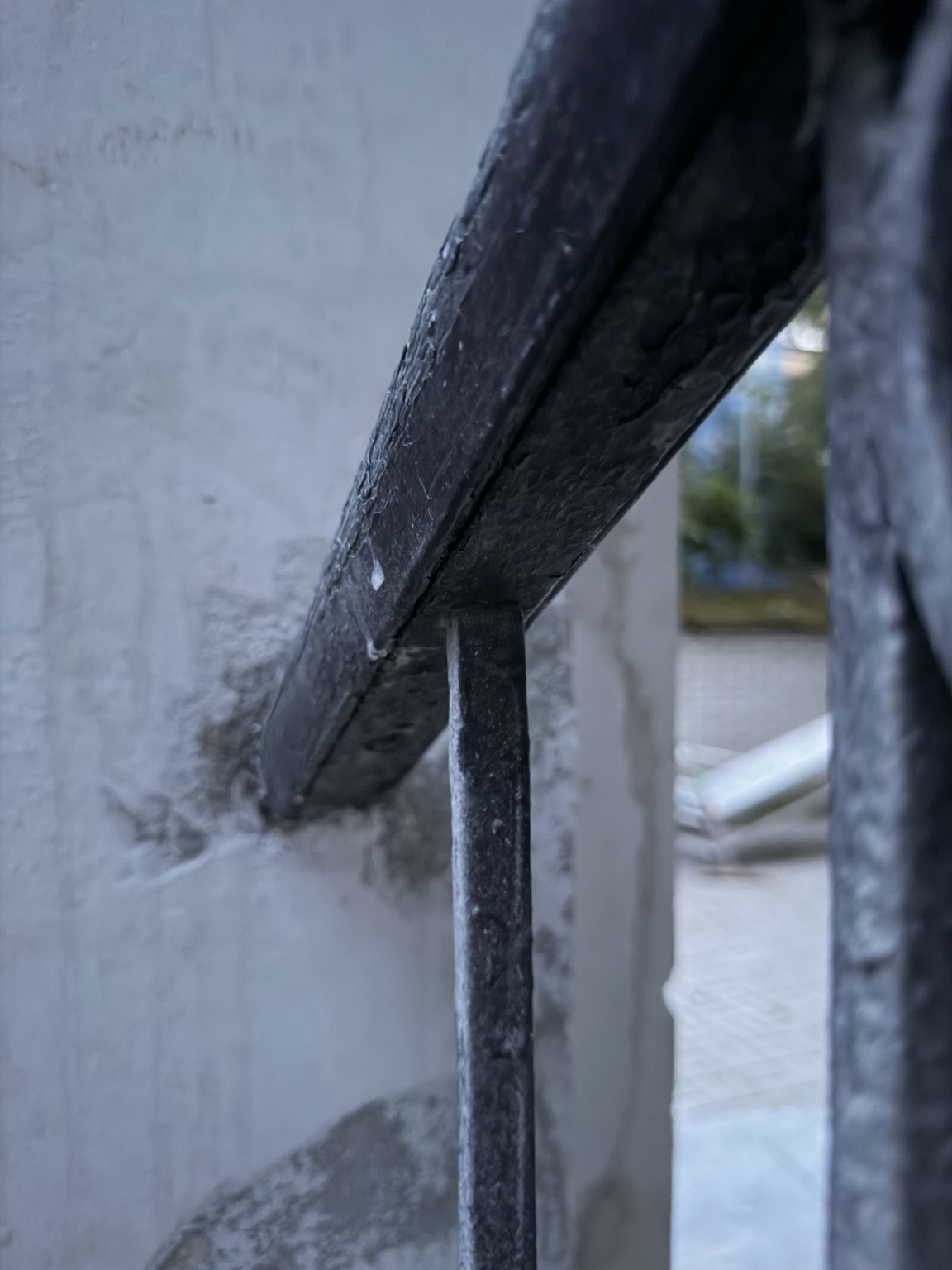 Detail původního povrchu kovového zábradlí